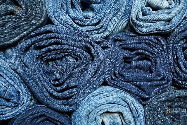 Comment choisir les vêtements essentiels pour un dressing homme