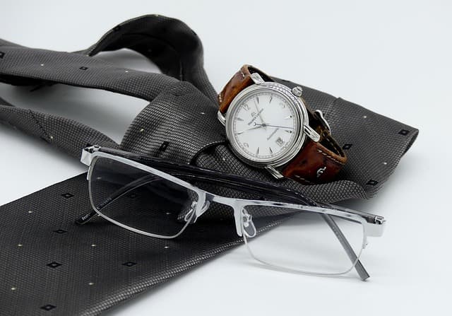 Les accessoires incontournables pour parfaire votre dressing homme